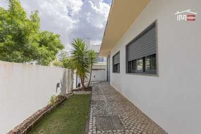 Moradia T4 para Venda em Santo Antonio da Charneca