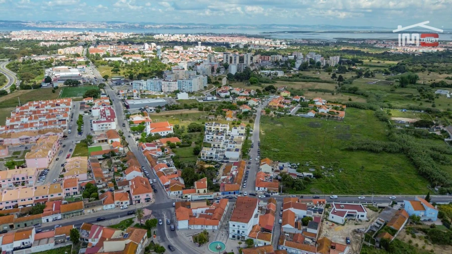 Moradia T4 para Venda em Santo Antonio da Charneca Foto 32