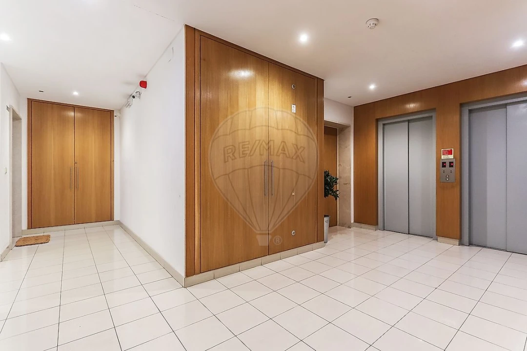 Apartamento T1 para Venda em Carcavelos e Parede Foto 2