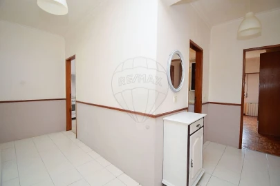 Apartamento T2 para Arrendamento em Águas Livres