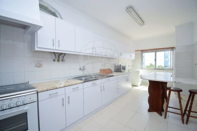 Apartamento T2 para Arrendamento em Águas Livres