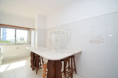 Apartamento T2 para Arrendamento em Águas Livres