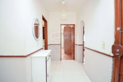 Apartamento T2 para Arrendamento em Águas Livres