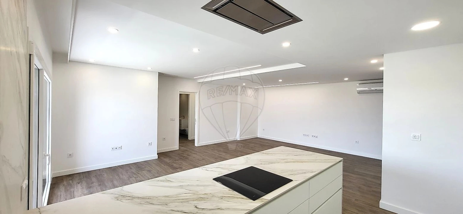 Apartamento T2 para Venda em Pontinha e Famões Foto 5