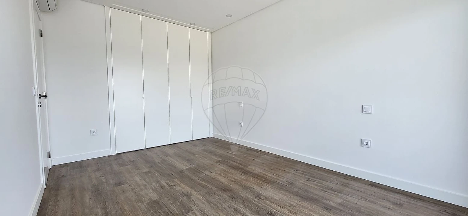 Apartamento T2 para Venda em Pontinha e Famões Foto 7