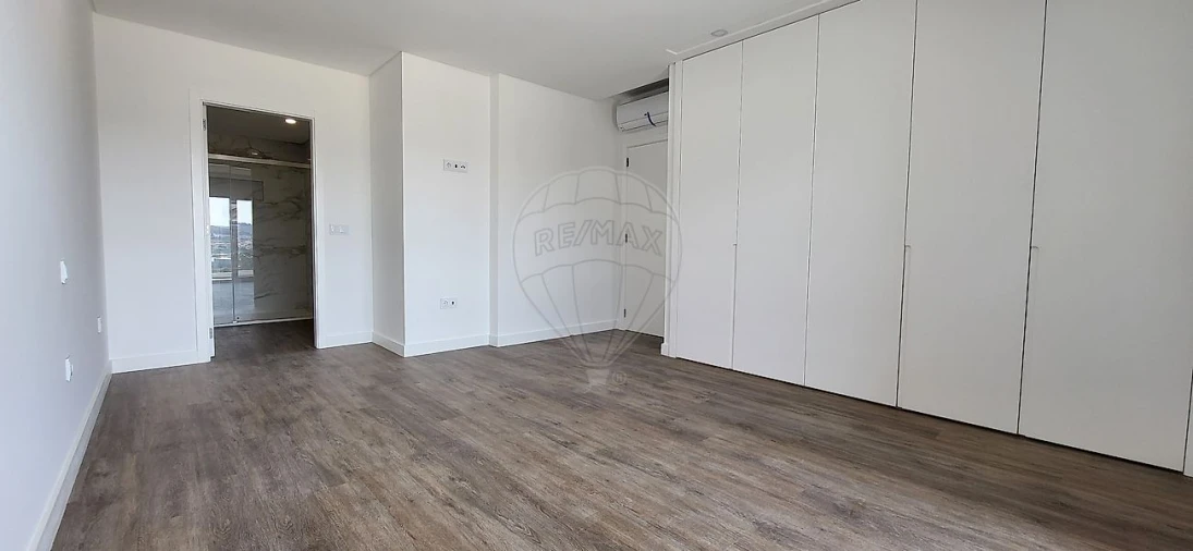 Apartamento T2 para Venda em Pontinha e Famões Foto 16