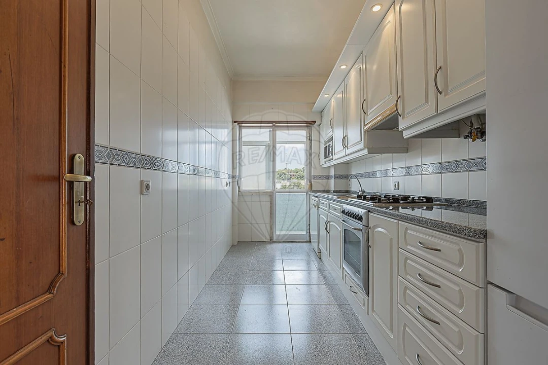 Apartamento T4 para Arrendamento em São Domingos de Benfica Foto 4