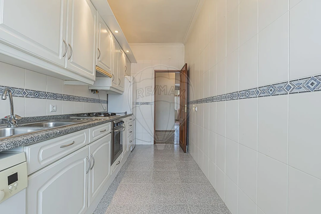 Apartamento T4 para Arrendamento em São Domingos de Benfica Foto 5