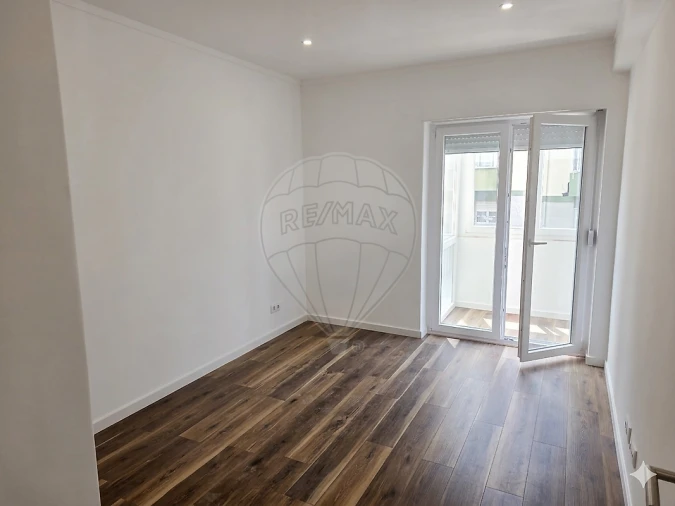 Apartamento T3 para Arrendamento em Algueirão-Mem Martins Foto 2