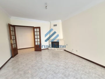 Apartamento T2 para Venda em Agualva e Mira-Sintra