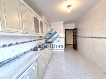 Apartamento T2 para Venda em Agualva e Mira-Sintra
