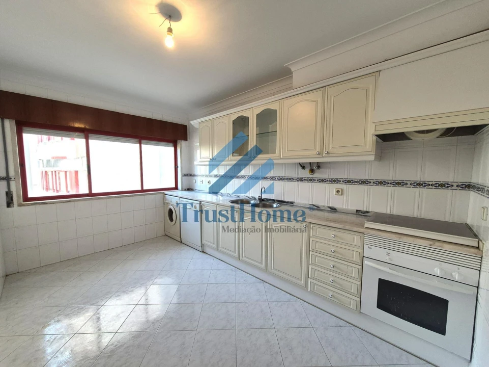 Apartamento T2 para Venda em Agualva e Mira-Sintra Foto 1