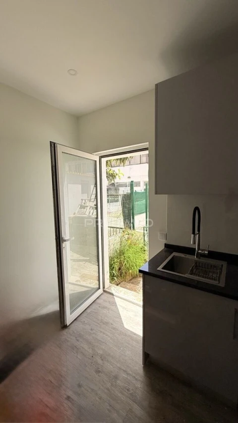 Apartamento T2 para Venda em Bensafrim e Barão de São João