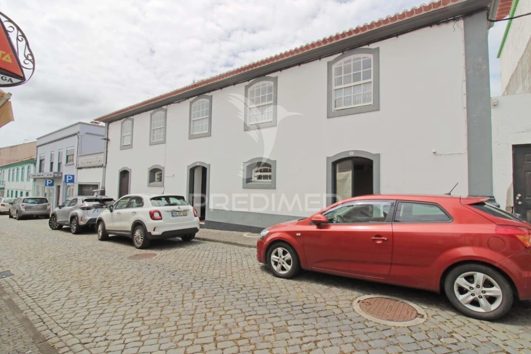 Moradia T6 para Venda em Praia da Vitoria (Santa Cruz) Foto 1