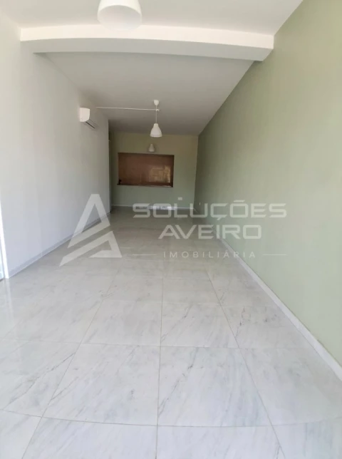 Loja para Arrendamento em Aguada de Cima