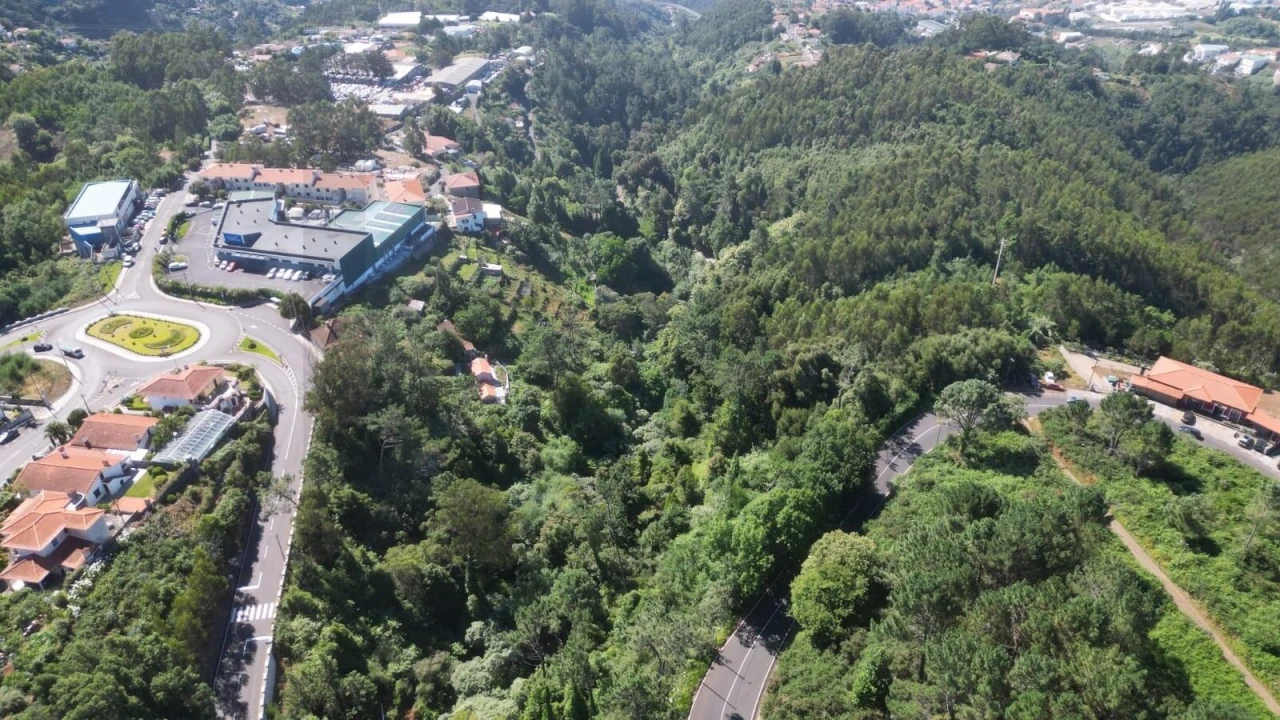 Terreno para Venda em Camacha Foto 1