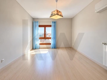 Apartamento T3 para Venda em Santo António dos Cavaleiros e Frielas