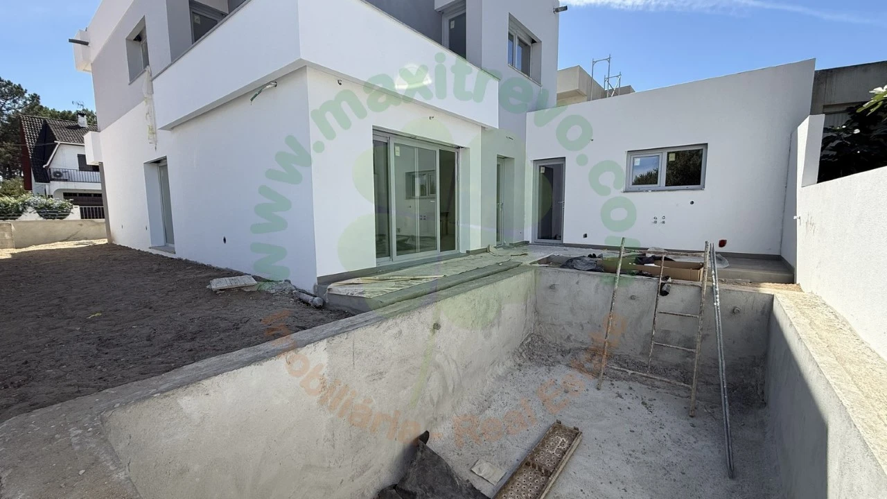 Moradia T4 para Venda em Fernao Ferro Foto 33