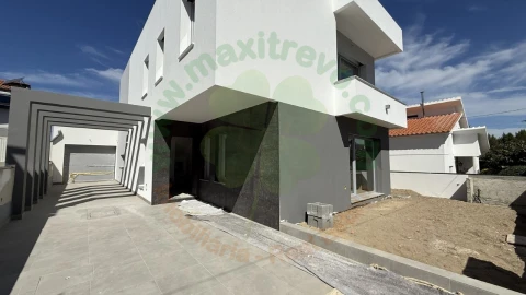 Moradia T4 para Venda em Fernao Ferro