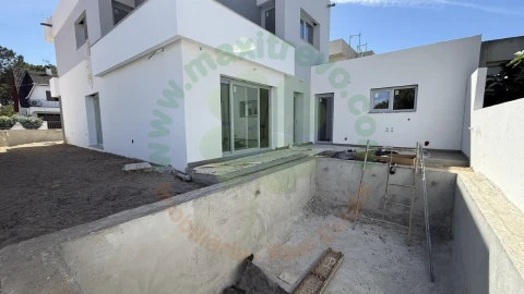 Moradia T4 para Venda em Fernao Ferro
