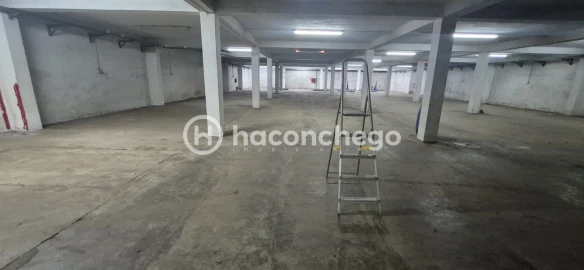 Armazém para Arrendamento em Pousa
