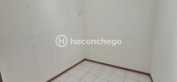 Armazém para Arrendamento em Pousa