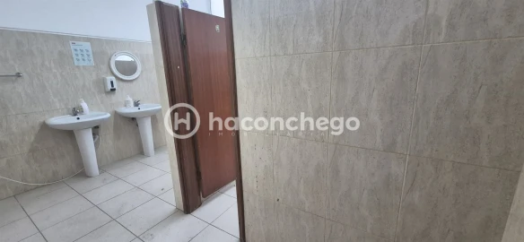 Armazém para Arrendamento em Pousa
