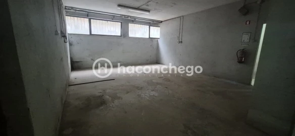 Armazém para Arrendamento em Pousa