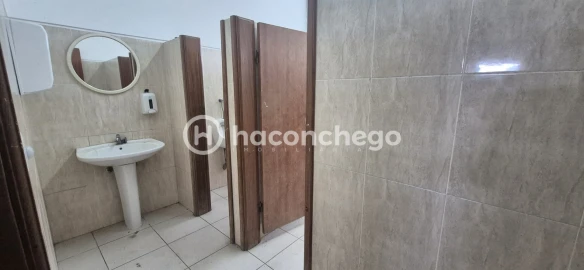 Armazém para Arrendamento em Pousa