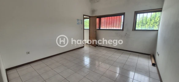Armazém para Arrendamento em Pousa