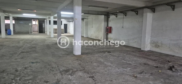 Armazém para Arrendamento em Pousa