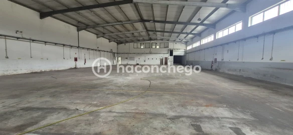 Armazém para Arrendamento em Pousa