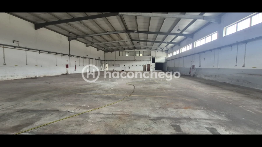 Armazém para Arrendamento em Pousa