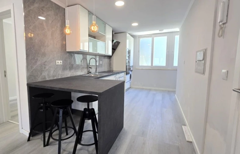 Apartamento T2 para Venda em Benfica Foto 3