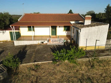 Moradia T4 para Venda em São Barnabe