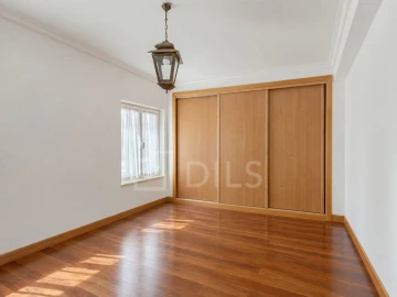 Moradia T4 para Venda em Oeiras e São Julião da Barra, Paço de Arcos e Caxias