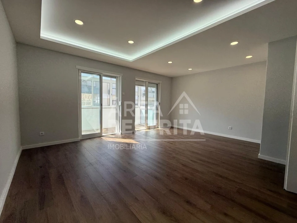 Apartamento T3 para Venda em Laranjeiro e Feijó Foto 1
