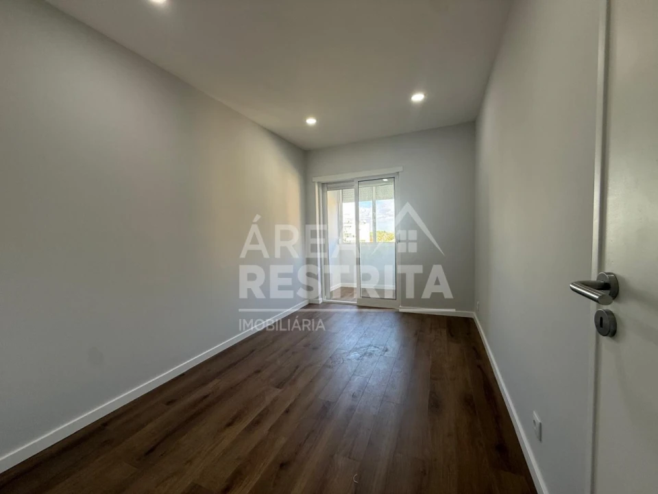 Apartamento T3 para Venda em Laranjeiro e Feijó Foto 4