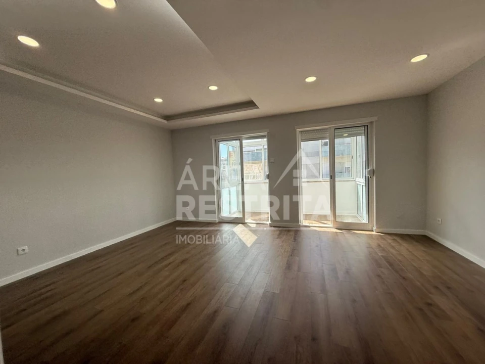 Apartamento T3 para Venda em Laranjeiro e Feijó Foto 11
