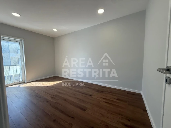 Apartamento T3 para Venda em Laranjeiro e Feijó Foto 17