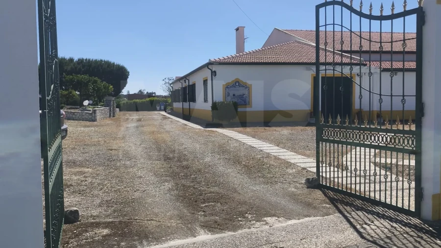 Moradia T5 para Venda em Branca