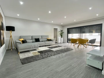 Apartamento T3 para Venda em Quelfes