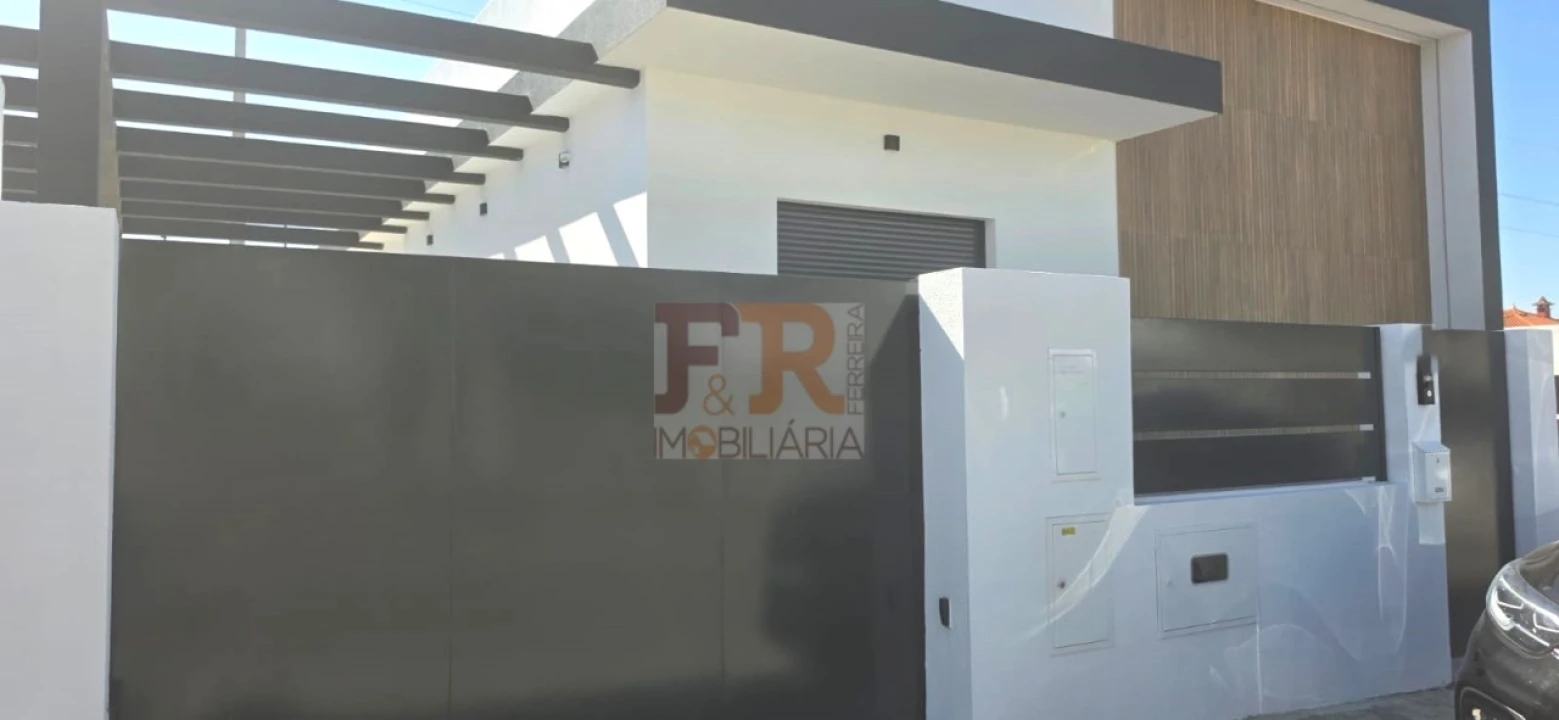 Moradia T4 para Venda em Fernao Ferro Foto 1