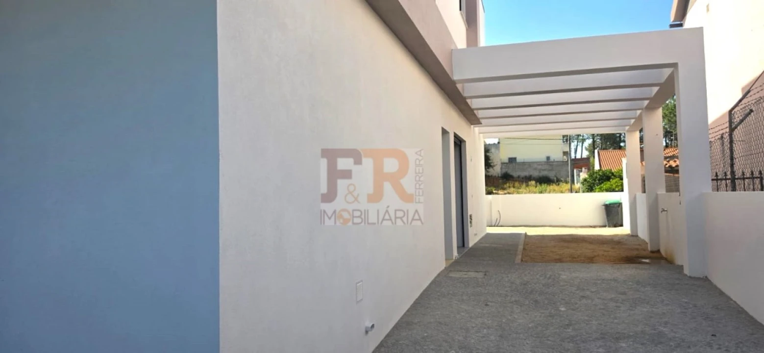 Moradia T4 para Venda em Fernao Ferro Foto 5