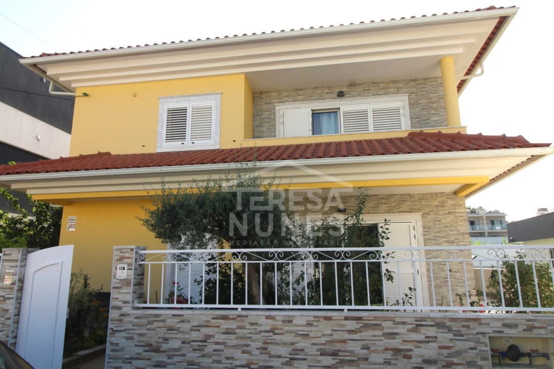 Moradia T6 para Venda em Fernao Ferro Foto 1