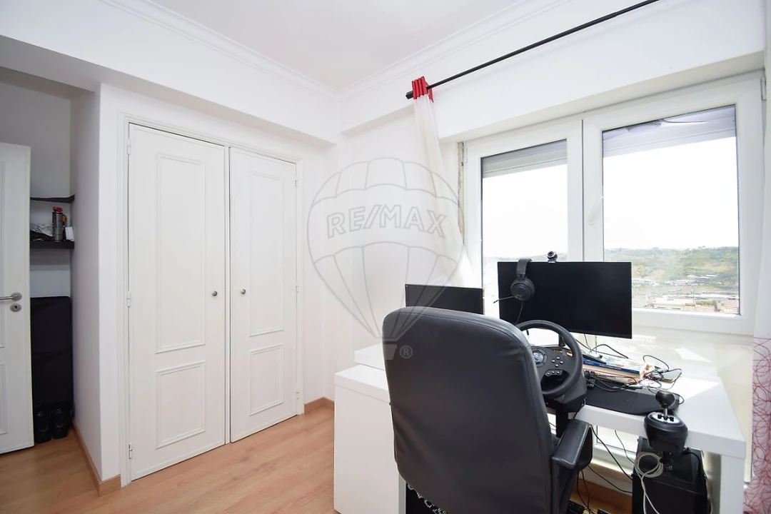 Apartamento T3 para Venda em Santo António dos Cavaleiros e Frielas Foto 3