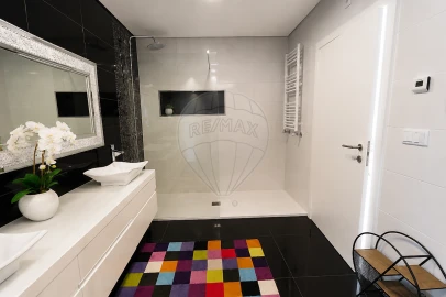 Moradia T4 para Venda em Fonte Arcada