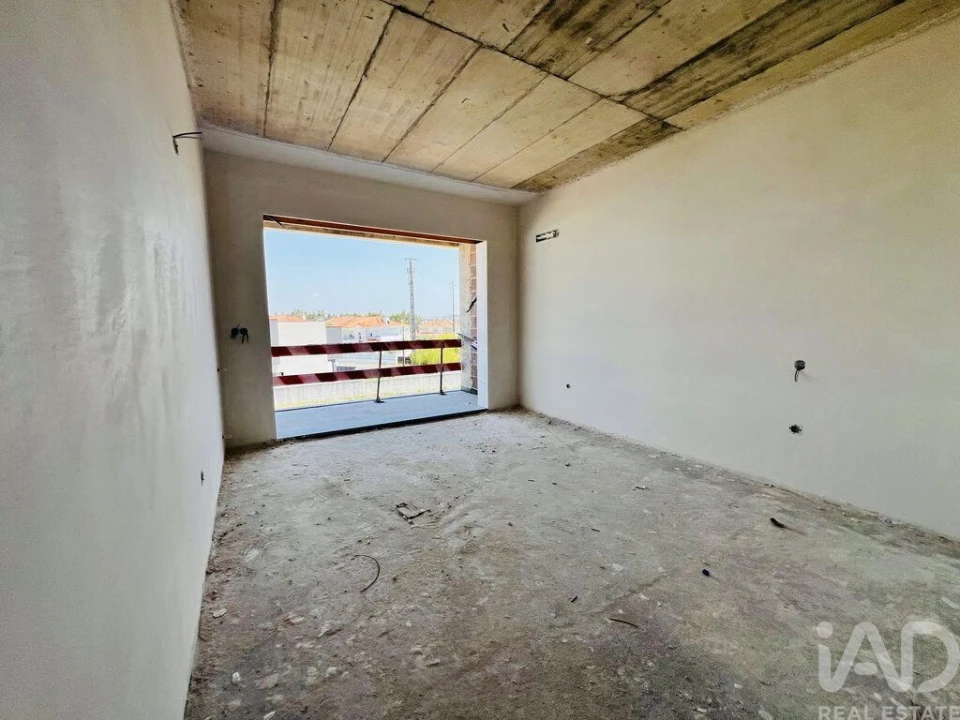 Apartamento T4 para Venda em Parceiros e Azoia Foto 13