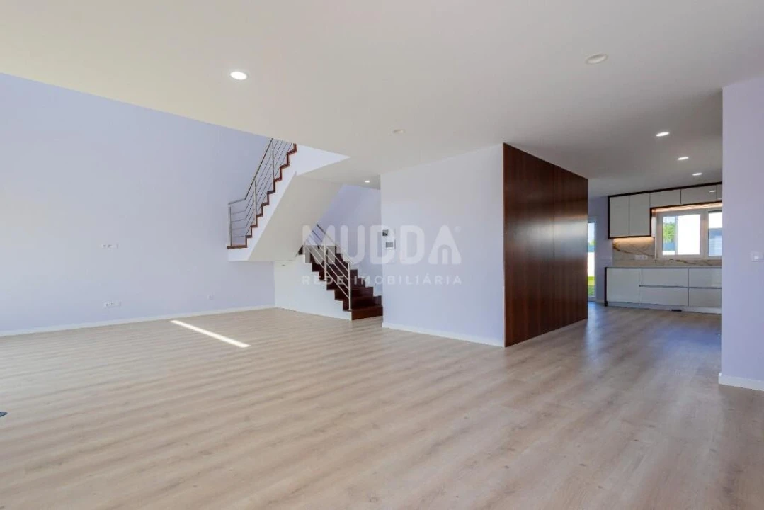 Moradia T4 para Venda em Aradas Foto 5
