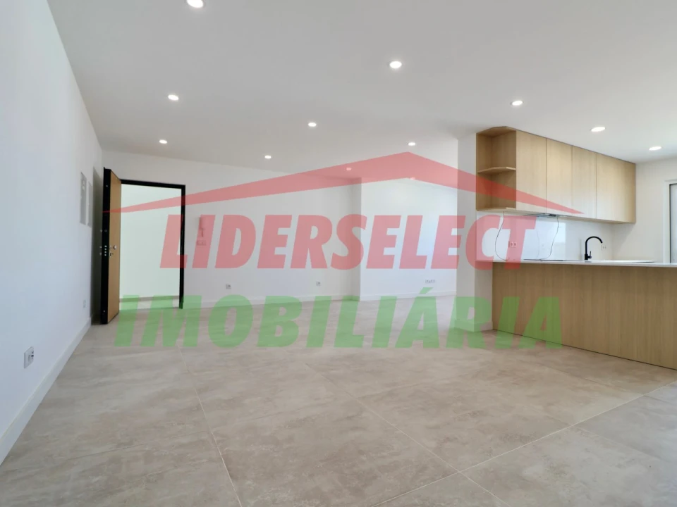 Apartamento T2 para Venda em Santa Maria, São Pedro e Matacães Foto 1
